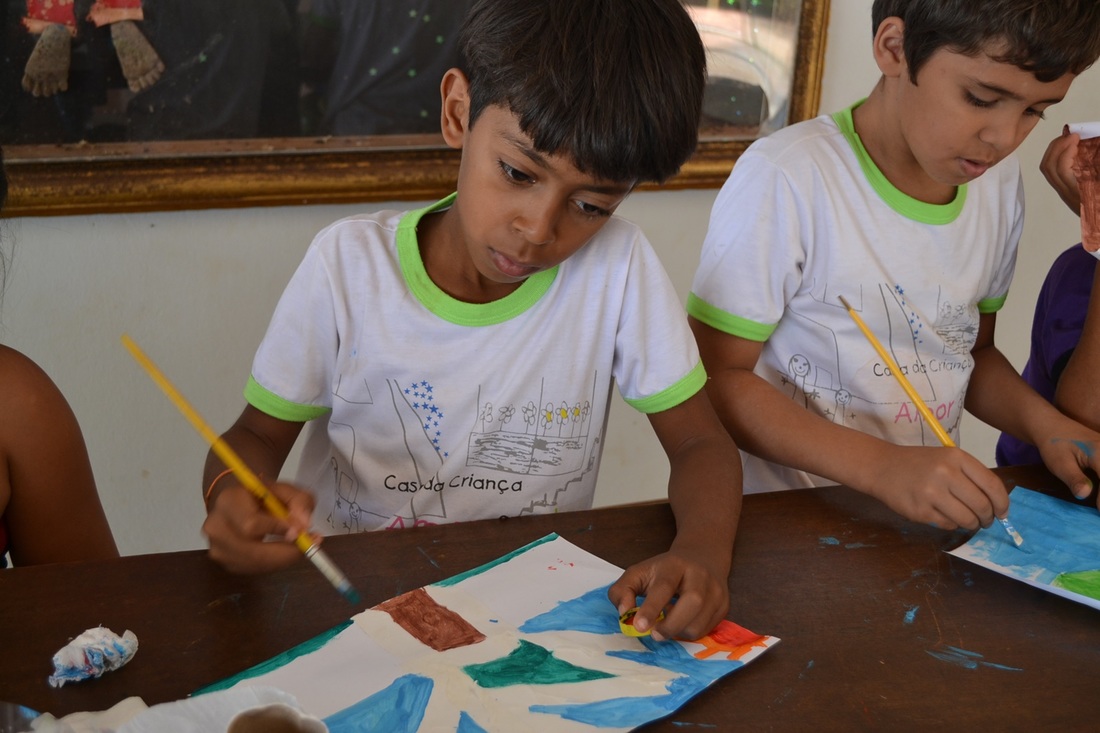 Children painting at Casa da Criança